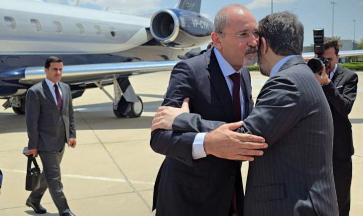 الشيباني يستقبل وفداً وزارياً أردنياً برئاسة أيمن الصفدي في مطار دمشق الدولي