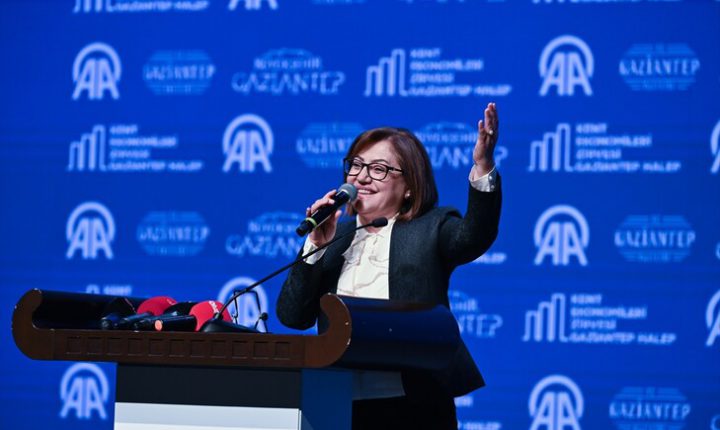 رئيسة بلدية غازي عنتاب تدعو لإحياء خط الحجاز وتعزيز التعاون مع سوريا