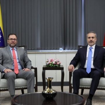 وزير خارجية تركيا يبحث مع نظيره الفنزويلي آخر مستجدات الزلزال