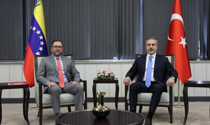 وزير خارجية تركيا يبحث مع نظيره الفنزويلي آخر مستجدات الزلزال