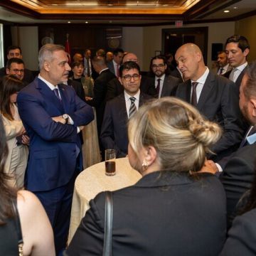 فيدان يلتقي برجال أعمال أتراك في كندا