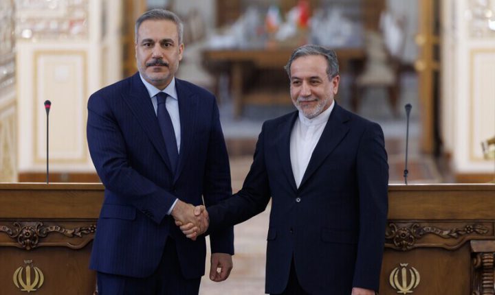 فيدان وعراقجي يبحثان التوترات الإقليمية والمفاوضات الإيرانية الأمريكية