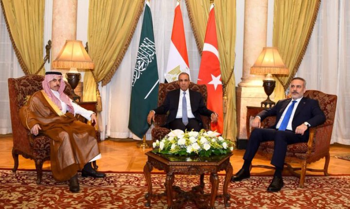 وزراء خارجية تركيا ومصر والسعودية يبحثون ملفات بينها غزة وإيران