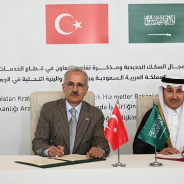 تركيا والسعودية توقعان مذكرتي تفاهم بمجالي السكك الحديدية والخدمات اللوجستية