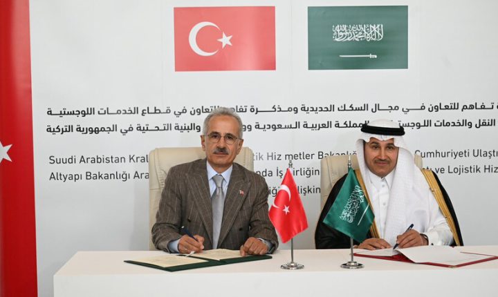 تركيا والسعودية توقعان مذكرتي تفاهم بمجالي السكك الحديدية والخدمات اللوجستية
