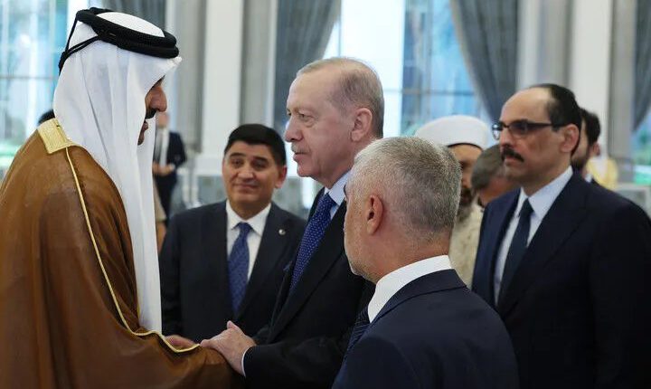 أردوغان يقدم تعازيه لأمير قطر في وفاة والده