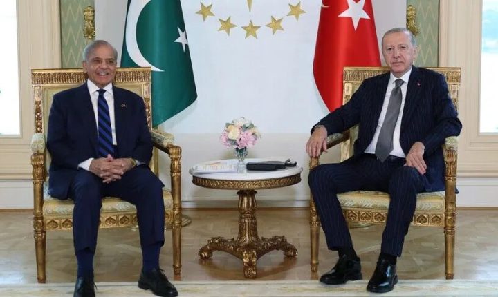 أردوغان يلتقي رئيس الوزراء الباكستاني في إسطنبول