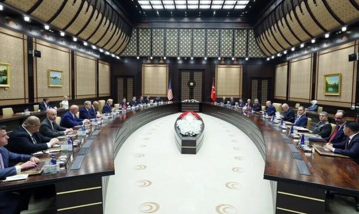 أردوغان وترامب يعقدان مباحثات موسعة في أنقرة… تعاون دفاعي وملفات إقليمية على طاولة النقاش