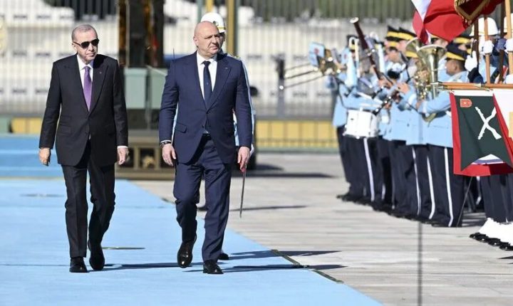 أردوغان يستقبل نظيره اللبناني في أنقرة في أول زيارة رسمية