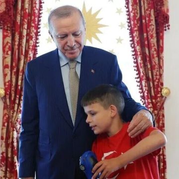أردوغان يستقبل الطفل البريطاني صاحب حملة “لا تكره.. اصنع كعكة”