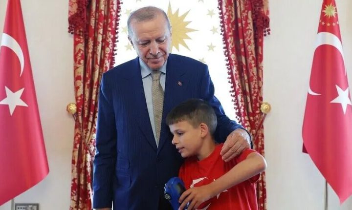 أردوغان يستقبل الطفل البريطاني صاحب حملة “لا تكره.. اصنع كعكة”