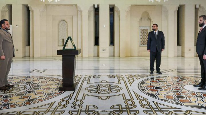 رئيس المحكمة الدستورية وأعضاؤها يؤدون اليمين ‏الدستورية أمام الرئيس الشرع