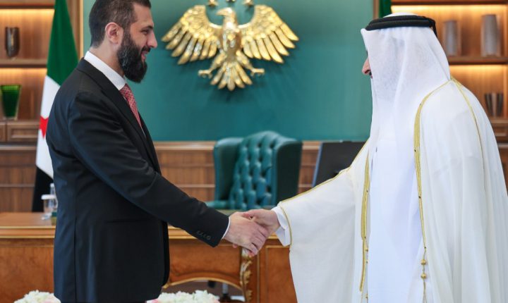 الشرع يبحث مع وزير الدولة القطري تعزيز التعاون والاستثمار