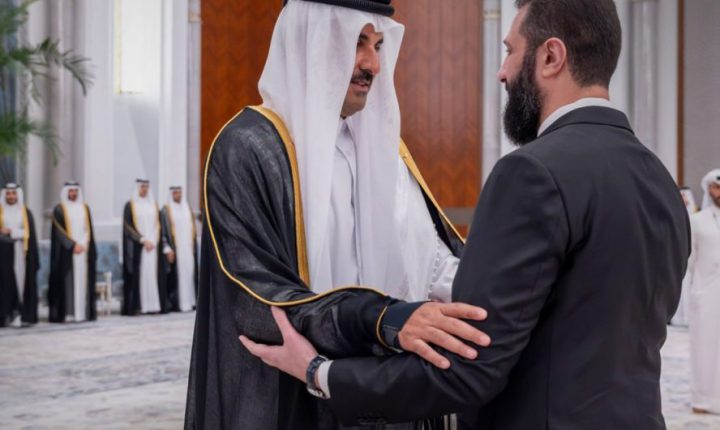 الشرع يصل الدوحة و يقدم  واجب العزاء لأمير دولة قطر ‌‏بوفاة والده