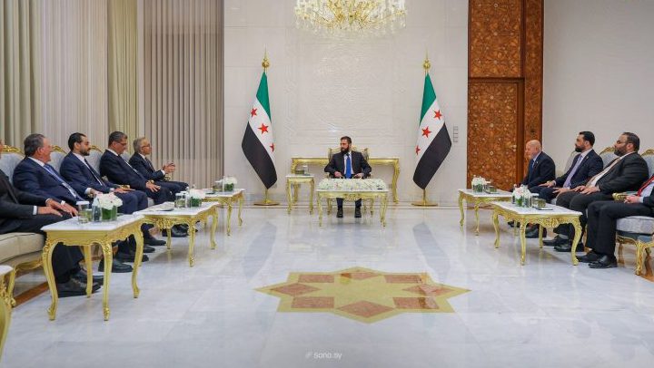 الشرع يستقبل وزير الاقتصاد اللبناني والوفد المرافق له في قصر الشعب