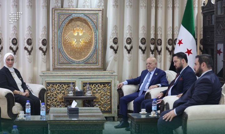 وزير الاقتصاد والصناعة السوري يبحث مع اتحاد المصدرين والمستوردين العرب سبل تعزيز التعاون الاقتصادي
