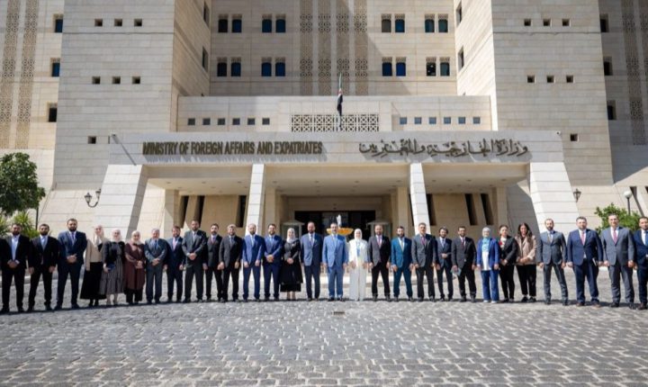 الشيباني يترأس اجتماعاً موسعاً لإدارات وزارة الخارجية بهدف تطوير الأداء الدبلوماسي