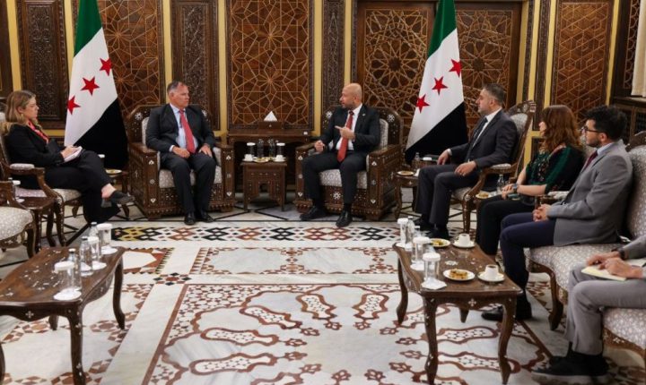 وزير الطوارئ يبحث رؤية “سوريا بلا مخيمات” مع القائم بأعمال الممثل الخاص للمملكة المتحدة