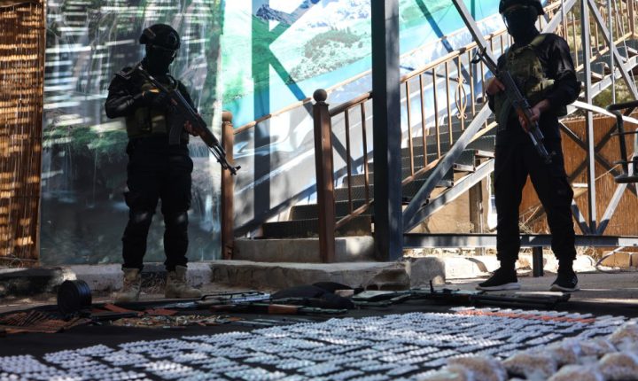 الجيش السوري يحبط تهريب 40 كغ حشيش و700 ألف كبتاغون قادمةً من لبنان