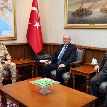وزير الدفاع التركي يستقبل رئيس الأركان الكويتي في أنقرة