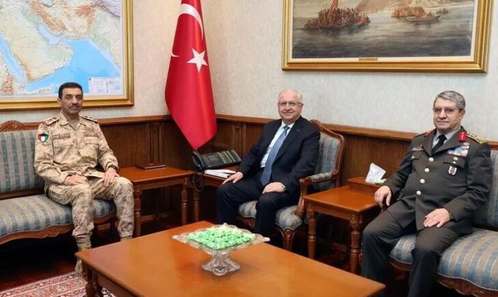 وزير الدفاع التركي يستقبل رئيس الأركان الكويتي في أنقرة