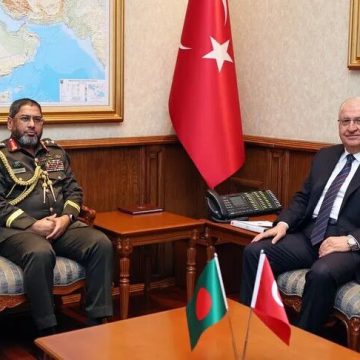 وزير الدفاع التركي يلتقي قائد القوات البرية البنغالي في أنقرة
