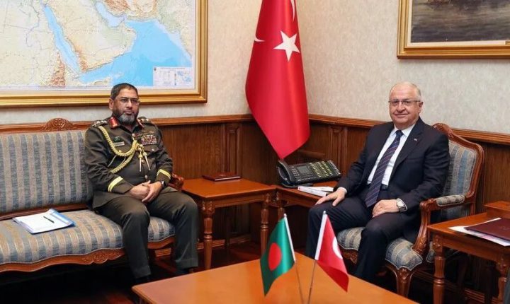 وزير الدفاع التركي يلتقي قائد القوات البرية البنغالي في أنقرة