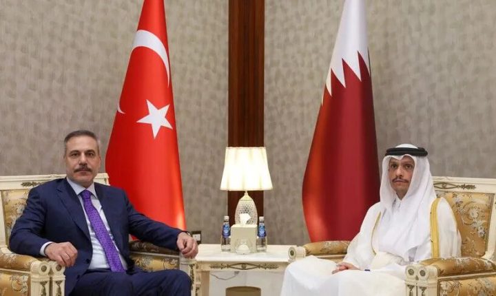 وزير الخارجية التركي يلتقي نظيره القطري في الدوحة