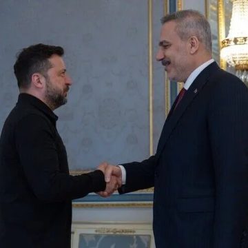 الرئيس الأوكراني يستقبل وزير الخارجية التركي بكييف و يمنحه وسام الاستحقاق الأوكراني