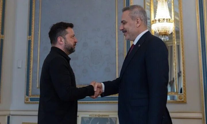 الرئيس الأوكراني يستقبل وزير الخارجية التركي بكييف و يمنحه وسام الاستحقاق الأوكراني