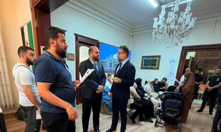 القائم بأعمال السفارة السورية في أنقرة يطلع على سير العمل في القنصلية العامة بإسطنبول