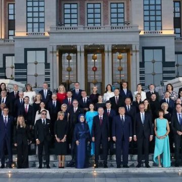 أردوغان وعقيلته يقيمان مأدبة عشاء على شرف زعماء الناتو وزوجاتهم