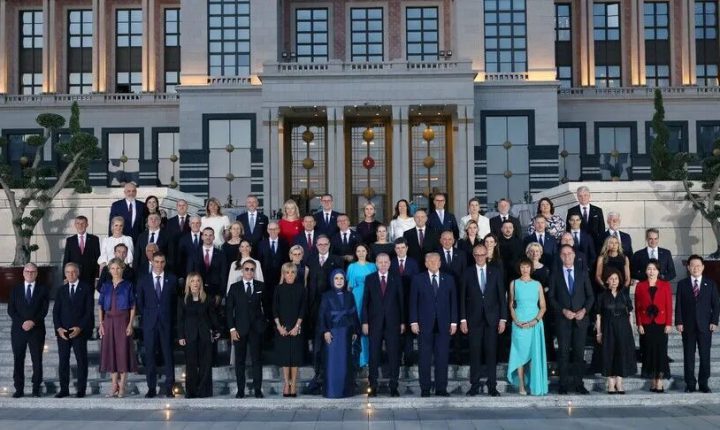 أردوغان وعقيلته يقيمان مأدبة عشاء على شرف زعماء الناتو وزوجاتهم
