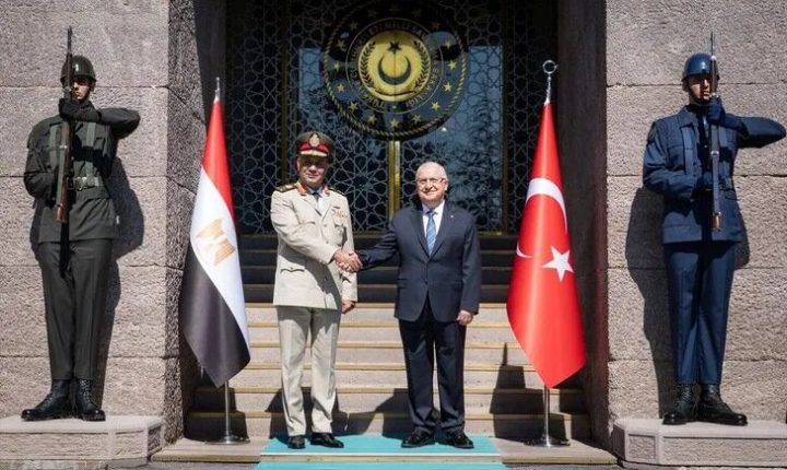 وزير الدفاع التركي يلتقي نظيره المصري في أنقرة