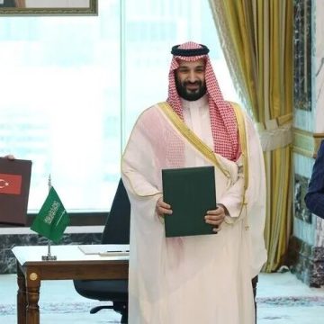 أردوغان وولي العهد السعودي محمد بن سلمان ورئيس الوزراء الباكستاني شهباز شريف يوقعون “اتفاقية دفاع ثلاثية”