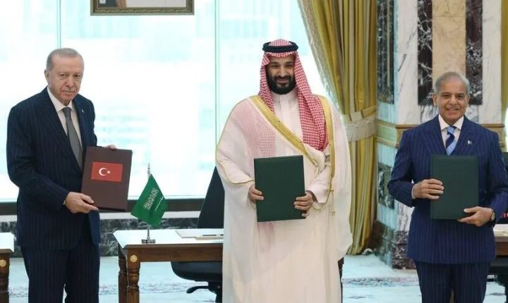 أردوغان وولي العهد السعودي محمد بن سلمان ورئيس الوزراء الباكستاني شهباز شريف يوقعون “اتفاقية دفاع ثلاثية”