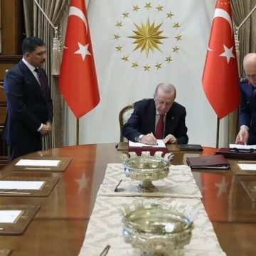 ترقية 94 ضابطا وإحالة 63 جنرالا وأميرالا إلى التقاعد في تركيا