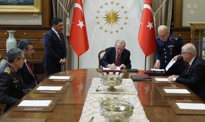 ترقية 94 ضابطا وإحالة 63 جنرالا وأميرالا إلى التقاعد في تركيا