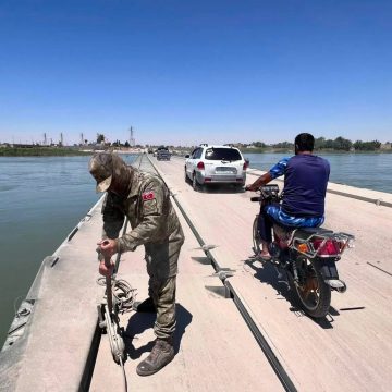 237 ألف مركبة تعبر جسرا عائما أنشأته تركيا بسوريا خلال شهر