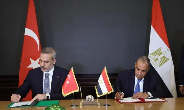 تركيا ومصر توقعان في العلمين وثائق تعاون بين البلدين