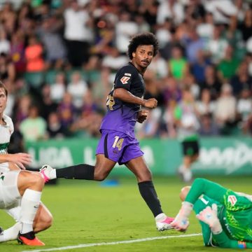 ⚽ برشلونة يضرب إلتشي بخماسية.. وإشبيلية يتصدر وريال مدريد يخطف الفوز في الوقت القاتل