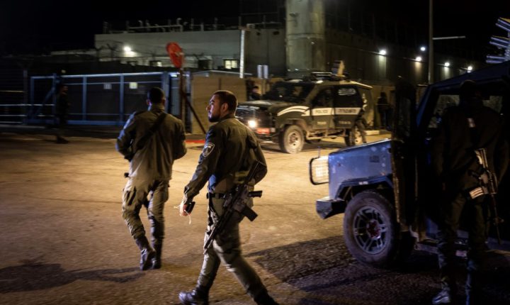 جيش الاحتلال الإسرائيلي ينصب حاجزاً مؤقتاً في ريف القنيطرة الجنوبي