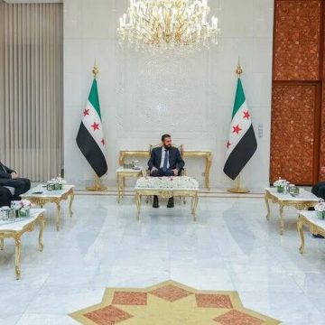 الشرع يبحث مع مظلوم عبدي ملفات الاندماج ضمن مؤسسات ‏الدولة والخطوات المقبلة بعد حل التنظيم الإرهابي