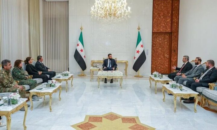 الشرع يبحث مع مظلوم عبدي ملفات الاندماج ضمن مؤسسات ‏الدولة والخطوات المقبلة بعد حل التنظيم الإرهابي