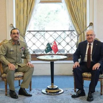 وزير الدفاع التركي يلتقي رئيس أركان الجيش الباكستاني في إسطنبول