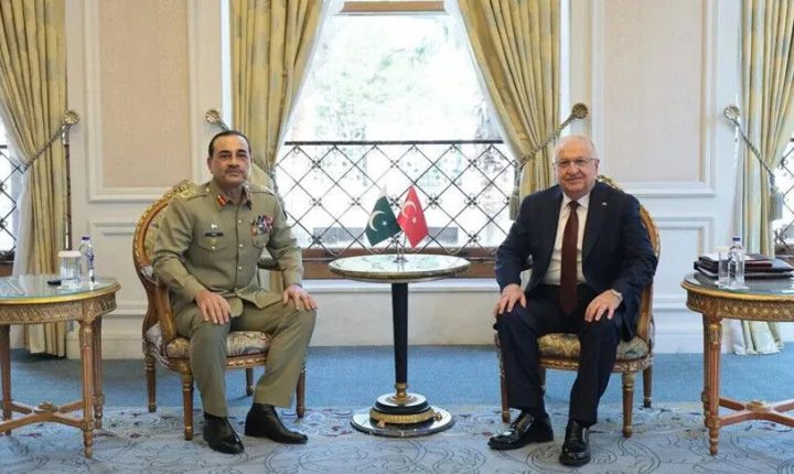 وزير الدفاع التركي يلتقي رئيس أركان الجيش الباكستاني في إسطنبول