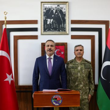 فيدان يزور قيادة القوات التركية في طرابلس