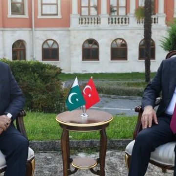 وزير خارجية تركيا يستقبل نظيره الباكستاني في إسطنبول