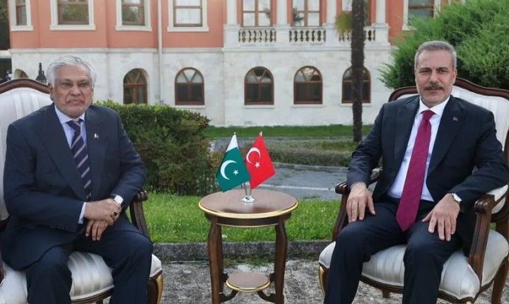وزير خارجية تركيا يستقبل نظيره الباكستاني في إسطنبول