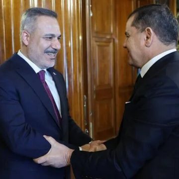  وزير الخارجية التركي يلتقي رئيس الحكومة الليبيةفي طرابلس و يجري مباحثاتٍ مع كبار المسؤولين الليبيين